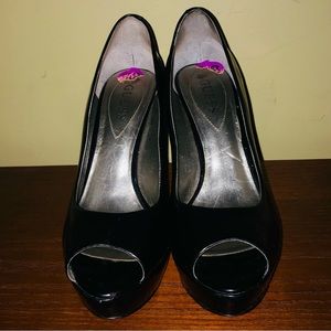 Guess woman’s  pump size 8 1/2 . Gently worn. Great condition.